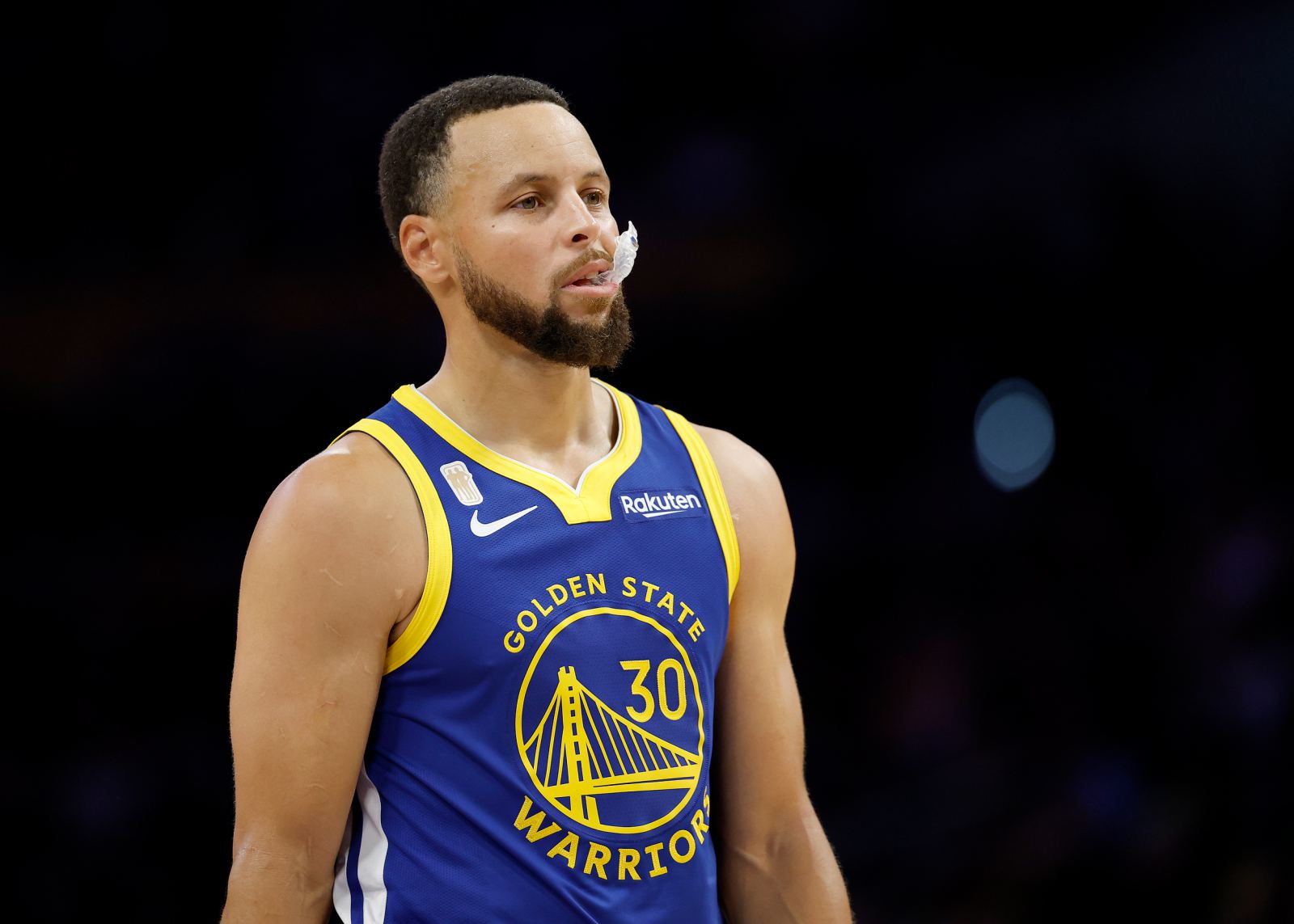 Curry ทำคะแนนได้มากกว่า 30 แต้มจากด้านหลังและมีส่วนบล็อก 35+6+2 ซึ่งยากจะสนับสนุนเพียงอย่างเดียว