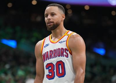 Curry ยังคงฟอร์มการแข่งขันอันร้อนแรงของเขากลับไปด้านหลังโดยทำคะแนนได้ 24 แต้มโดยมี 5 สามพอยน์เตอร์ในครึ่งแรก